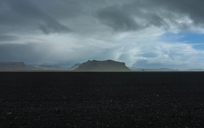 天空下黑山浅焦摄影